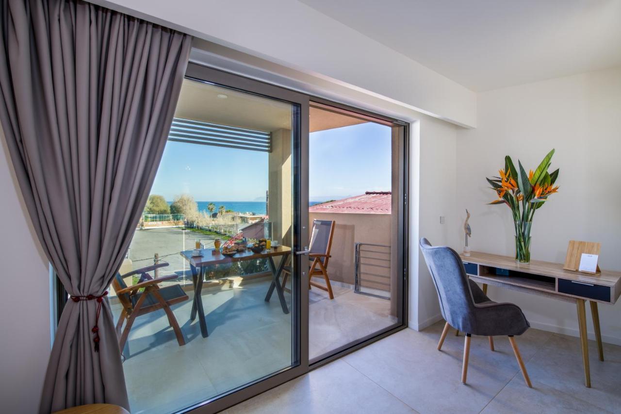 Lilium Luxury Suites Agia Marina 外观 照片